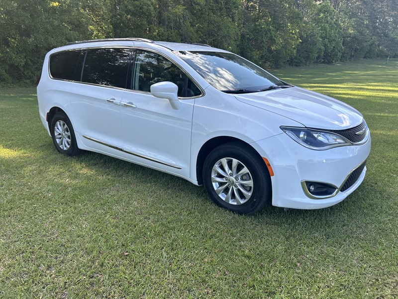 Bright White Clear Coat 2018 Chrysler Pacifica Touring L FWD Minivan Front-Wheel Drive 9-Speed Automatic
