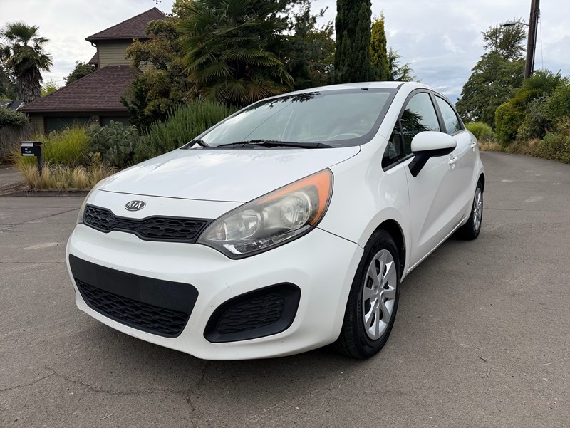 Clear White 2013 Kia Rio5 Hatchback Front-Wheel Drive 4-Speed Automatic