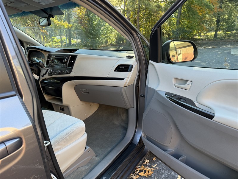 Toyota Sienna photo 11