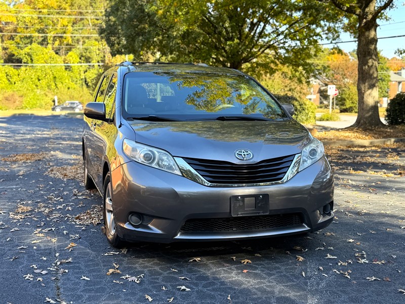 Toyota Sienna photo 2