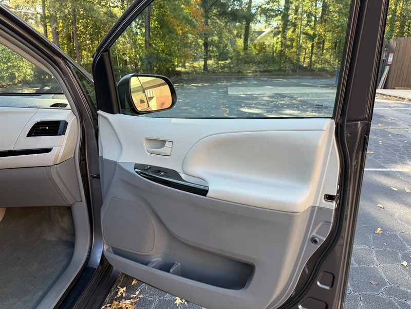 Toyota Sienna photo 12