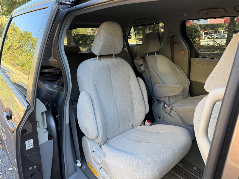 Toyota Sienna photo 13
