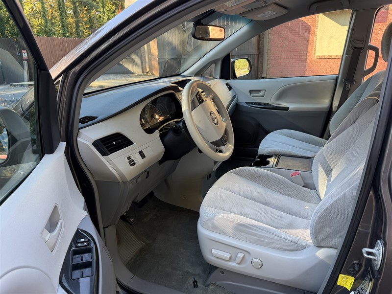 Toyota Sienna photo 19