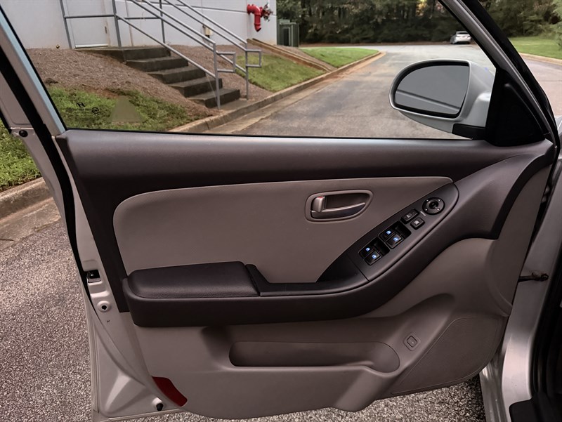 Hyundai Elantra photo 18
