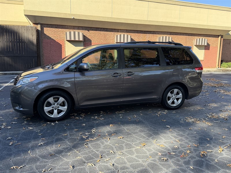 Toyota Sienna photo 6