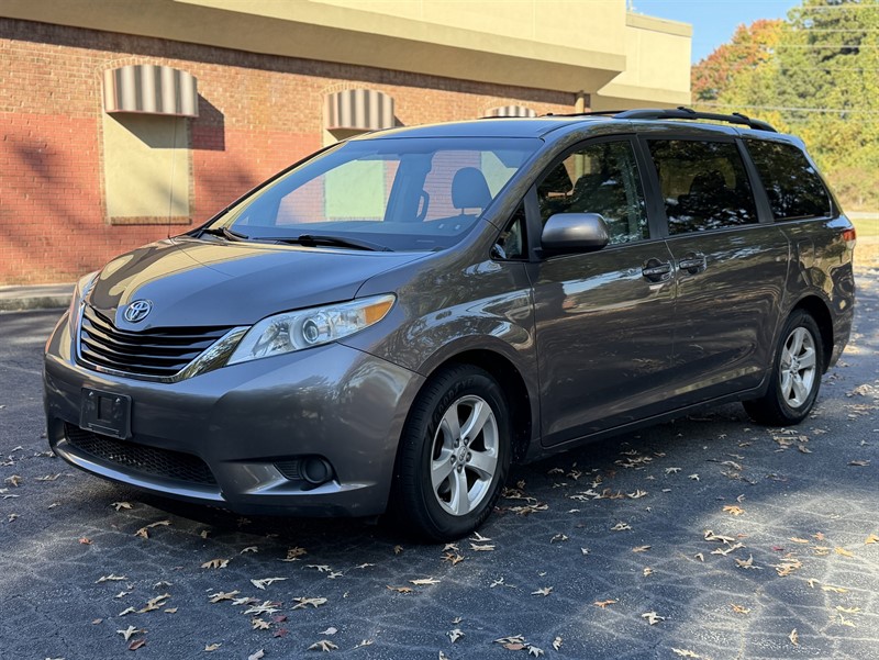 Toyota Sienna photo 4