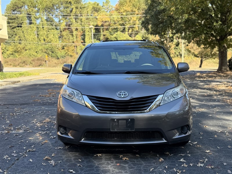 Toyota Sienna photo 3