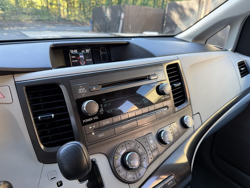 Toyota Sienna photo 23