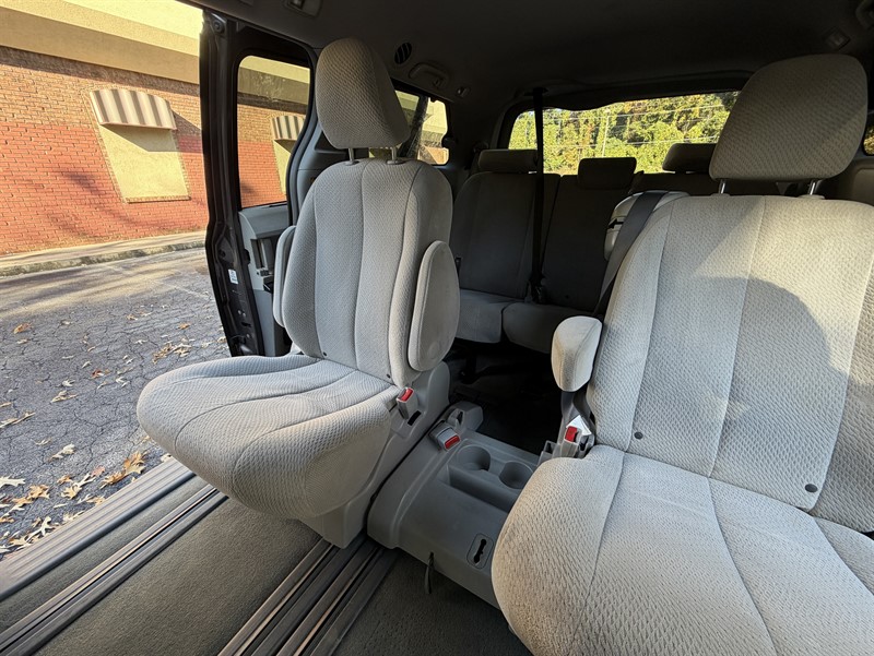 Toyota Sienna photo 16