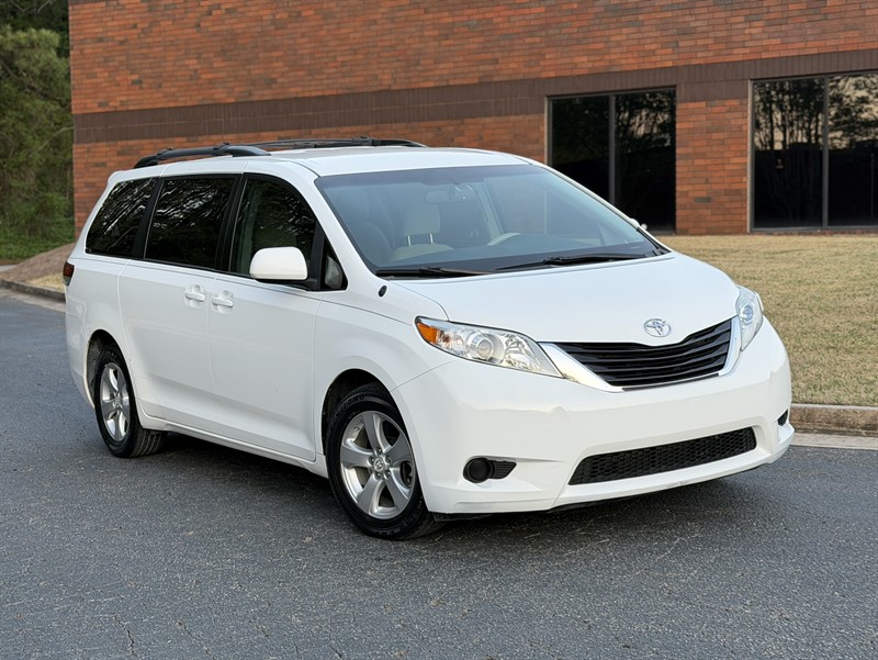White 2012 Toyota Sienna LE 8-Passenger Minivan Front-Wheel Drive 5-Speed Automatic