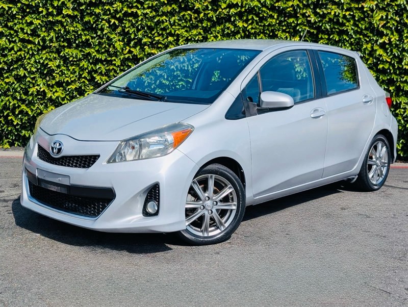 Classic Silver Metallic 2012 Toyota Yaris SE Hatchback Front-Wheel Drive 4-Speed Automatic