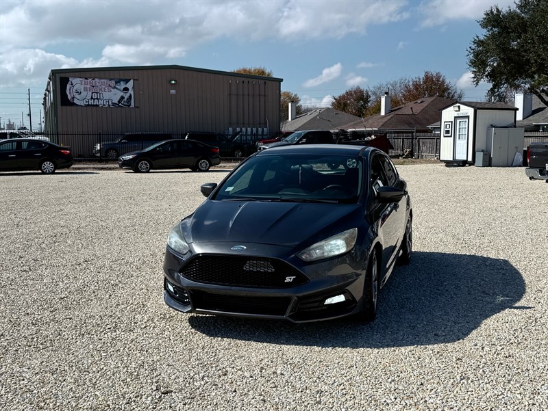 Gray (Magnetic Metallic) 2017 Ford Focus Hatchback Front-Wheel Drive 6-Speed Manual