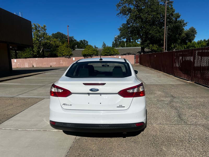 Oxford White 2013 Ford Focus Sedan Front-Wheel Drive Automatic